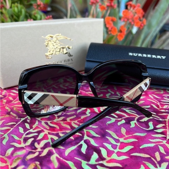 🕶️ New Burberry Iconic Tartan Plaid Sunglasses 🕶️ - Picture 2 of 16